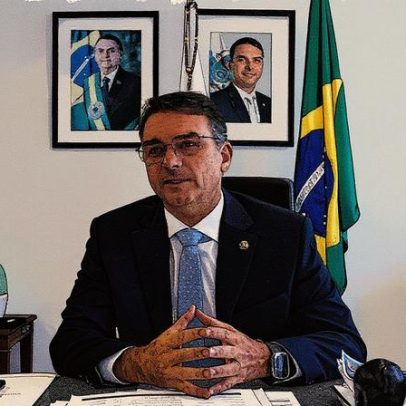 Flávio Bolsonaro declara que 'jogo não acabou' após condenação do pai pelo STF