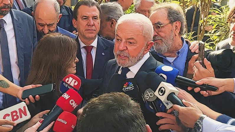 Presidente Lula participa do velório do jornalista Mino Carta (Foto: Reprodução)