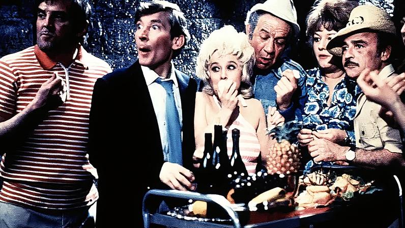 Imagem do filme "Carry On Abroad" de 1972, com Barbara Windsor ao centro (Foto: Reprodução)