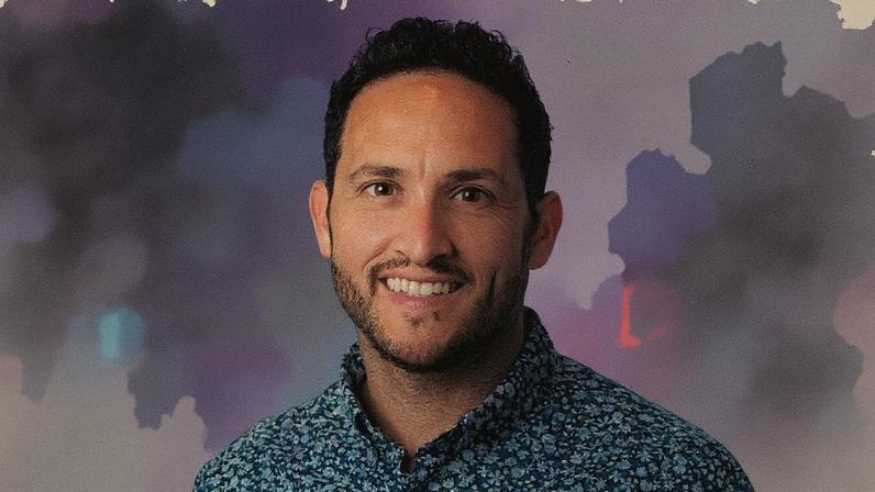 Homem em pé, fundador da Uncle Todd’s e dono da Flip-It! Cap (Foto: Reprodução)