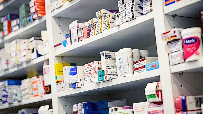 Caixas de medicamentos estão dispostas nas prateleiras da farmácia Keencare, membro do Green Light Group, em Londres (Foto: Reprodução)
