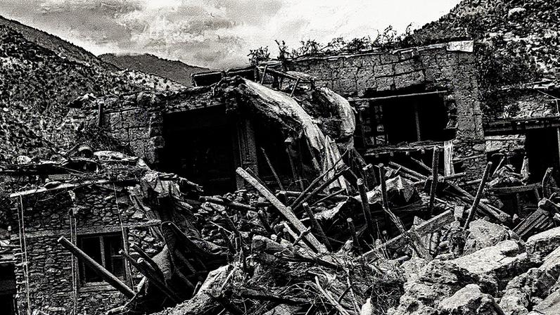 Casas destruídas após terremotos na vila de Mazar Dara, no distrito de Nurgal, província de Kunar, no leste do Afeganistão (Foto: Reprodução)