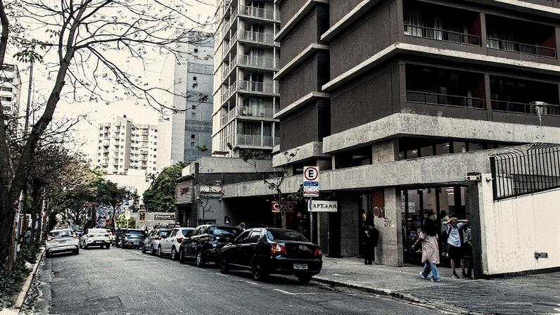 Fachada de prédio sem garagem na rua Frei Caneca (Foto: Reprodução)