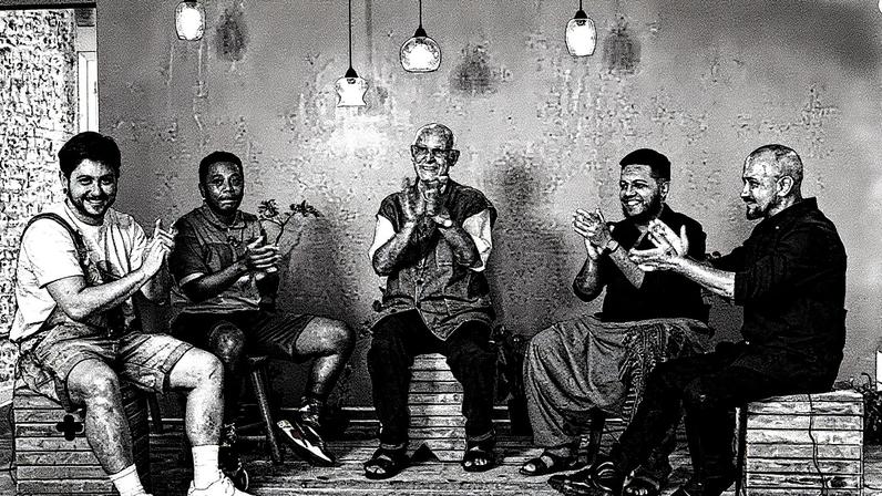 Gabriel Lodi, Omo Afefe, padre Julio Lancellotti, Daniel Veiga e Leo Moreira Sá em cena do curta "São Marino", dirigido por Leide Jacob (Foto: Reprodução)