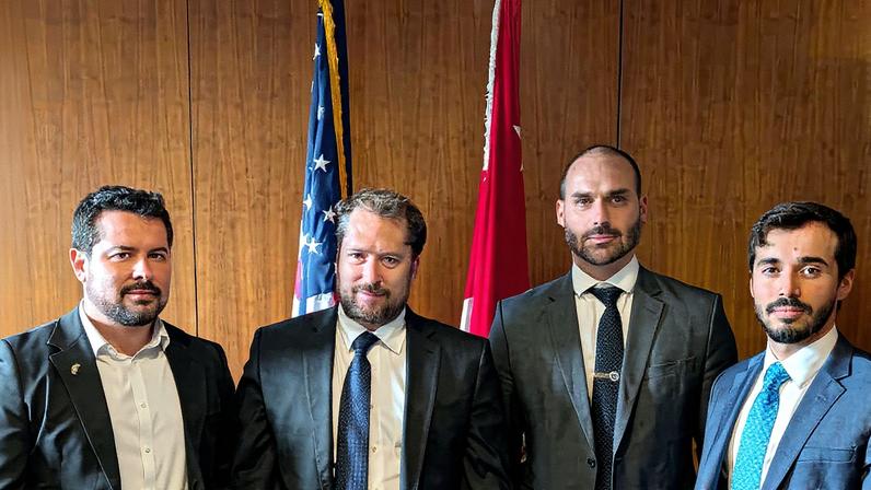 Paulo Figueiredo, Darren Beattie, Eduardo Bolsonaro e Ricardo Pita posam juntos em uma foto (Foto: Reprodução)