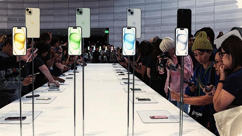Participantes observam novos produtos durante evento no Steve Jobs Theater, no Apple Park (Foto: Reprodução)