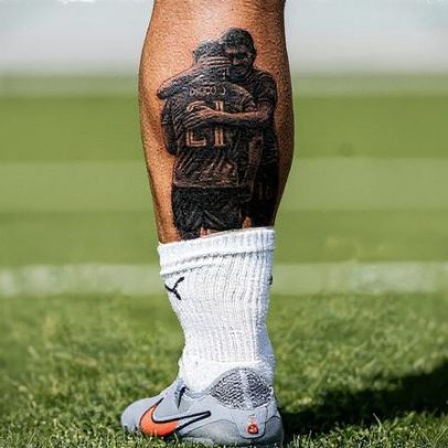Rúben Neves tatua abraço em Diogo Jota como homenagem na perna