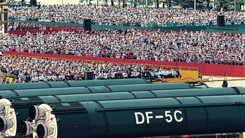 Mísseis balísticos intercontinentais DF-5C com capacidade nuclear são exibidos em desfile militar em Pequim (Foto: Reprodução)