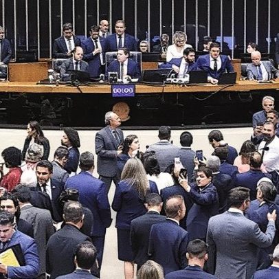 Partidos da base de Lula aprovam urgência para anistia a golpistas