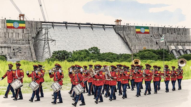 Membros da Banda Marcial da República Etíope se apresentam em frente à Grande Barragem Renascença Etíope antes da cerimônia de inauguração em Guba, Etiópia (Foto: Reprodução)