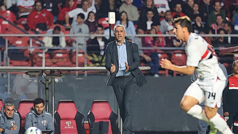 Hernán Crespo em ação durante seu segundo trabalho como treinador no São Paulo (Foto: Reprodução)