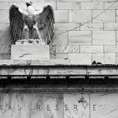 Mercado financeiro aguarda ansiosamente decisões do Fed em reunião crucial
