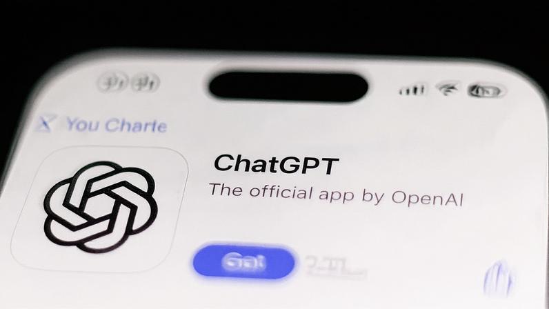 Ilustração do aplicativo ChatGPT na App Store do iOS exibida na tela de um celular (Foto: Reprodução)