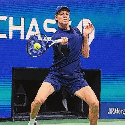Sinner brilha em duelo italiano e avança para a semifinal do US Open