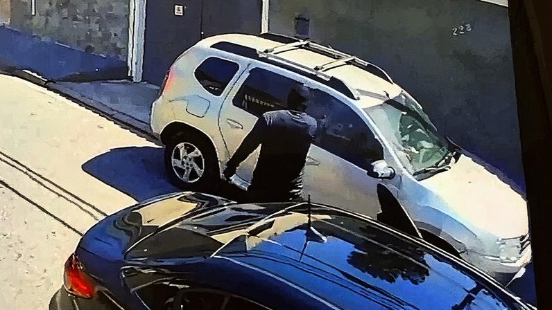 Vítima foi surpreendida por um homem encapuzado ao entrar no carro (Foto: Reprodução)