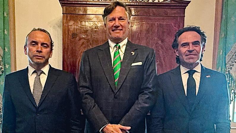 Alejandro Eder, Federico Gutiérrez e Christopher Landau posam juntos em Washington (Foto: Reprodução)