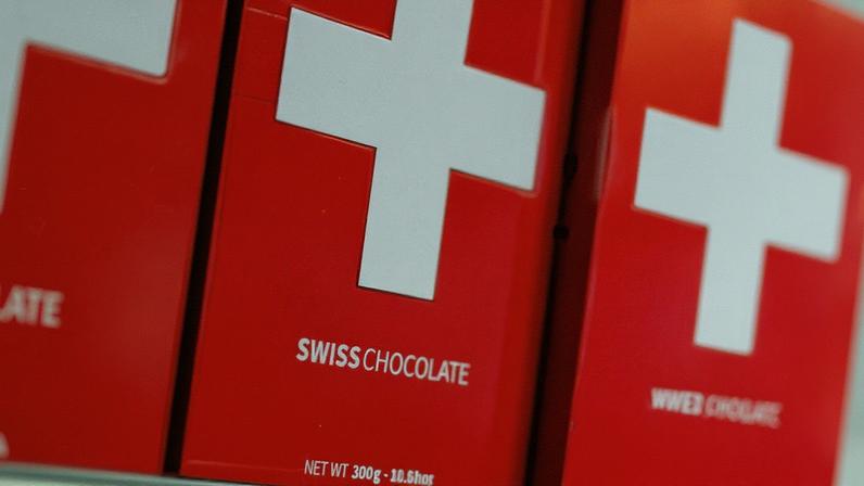 Embalagem de chocolate suíço em destaque, com possibilidade de redução de preço (Foto: Reprodução)