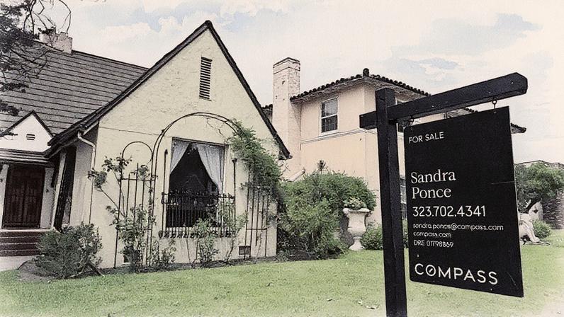 Placa de "À Venda" ao lado de propriedade em Alhambra, Califórnia, em 28 de agosto de 2025 (Foto: Reprodução)