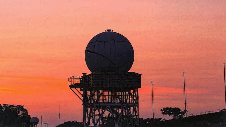 Radar da FAB em exibição, destacando a parceria comercial com a Thales (Foto: Reprodução)