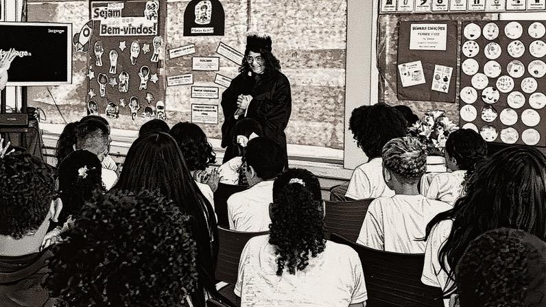Juíza Elen de Freitas Barbosa conversa com alunos da escola municipal Darcy Vargas, no Rio de Janeiro (Foto: Reprodução)