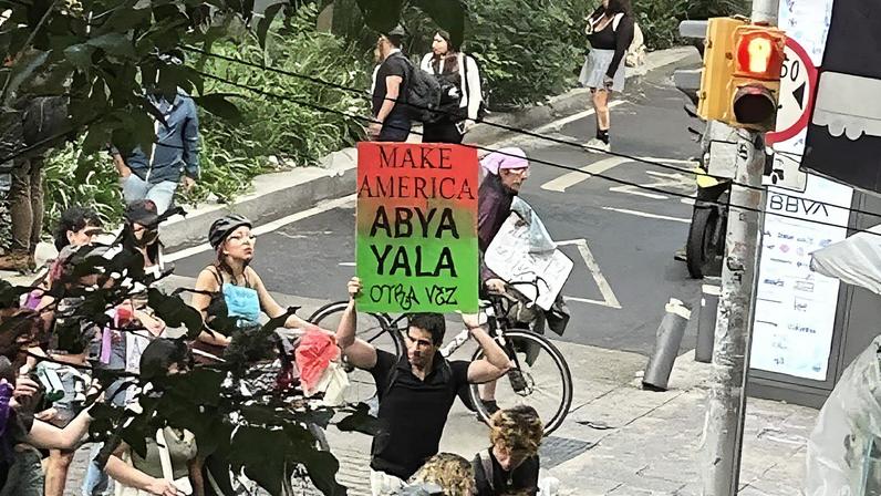 Grafite em uma parede na Cidade do México, com a palavra "gringo" destacada (Foto: Reprodução)