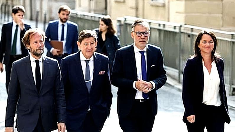 Membros da delegação do Partido Socialista saem do Palácio de Matignon (Foto: Reprodução)