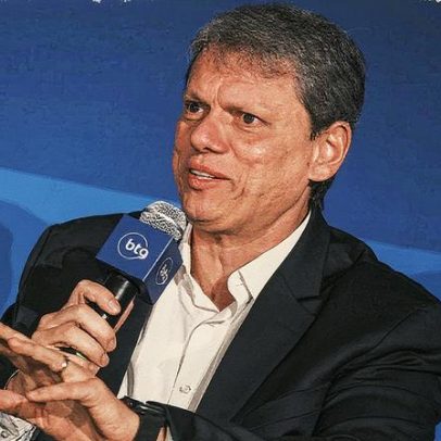 Tarcísio fecha acordo com centrão e Bolsonaro para fortalecer campanha presidencial