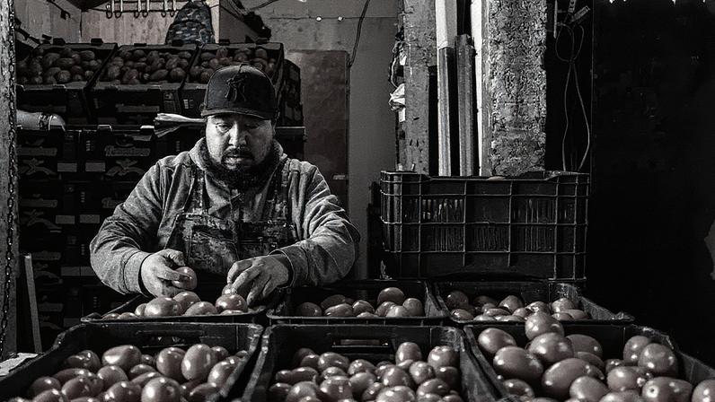 Trabalhador do mercado mayorista de Cidade do México (Foto: Reprodução)