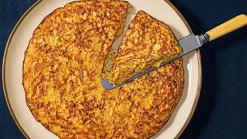 Foto de uma mesa com pratos de ovos Benedict e uma tortilla ao lado (Foto: Reprodução)