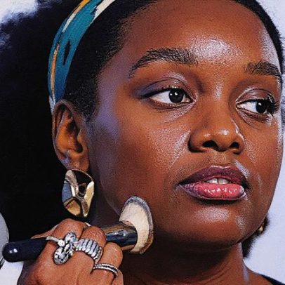Descubra como escolher a base perfeita para a pele negra e realçar sua beleza