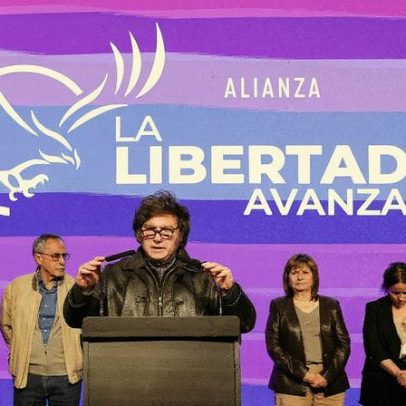 Milei reafirma compromisso com sua agenda econômica após derrota nas eleições