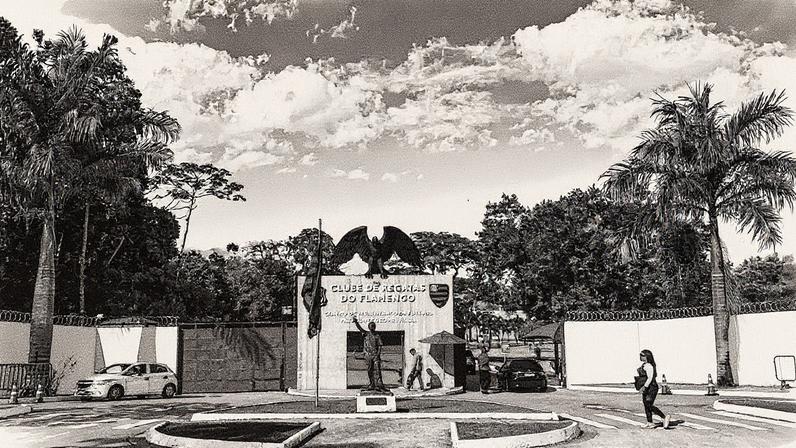 Porta do Centro de Treinamento George Helal, conhecido como Ninho do Urubu (Foto: Reprodução)