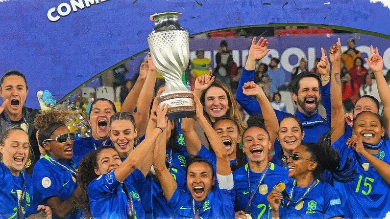 Marta levanta a taça de campeã da Copa América de futebol feminino (Foto: Reprodução)