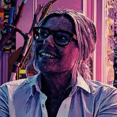 Designer Marina Willer apresenta suas obras vibrantes no Design Museum de Londres