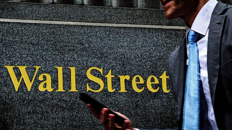 Homem caminha na Wall St. do lado de fora da Bolsa de Nova York (Foto: Reprodução)
