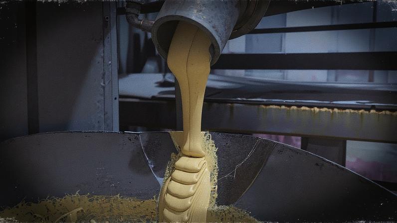 Mistura de almendra, miel e clara de huevo sendo vertida lentamente em um boixet para atingir a temperatura e textura adequadas (Foto: Reprodução)
