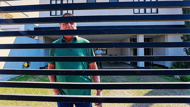 Jair Bolsonaro em sua casa em Brasília durante o julgamento em que foi condenado a 27 anos de prisão (Foto: Reprodução)