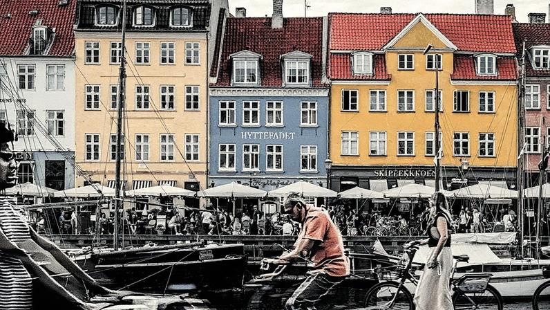 Ponto turístico Nyhavn, em Copenhague, com casas coloridas e barcos no canal (Foto: Reprodução)