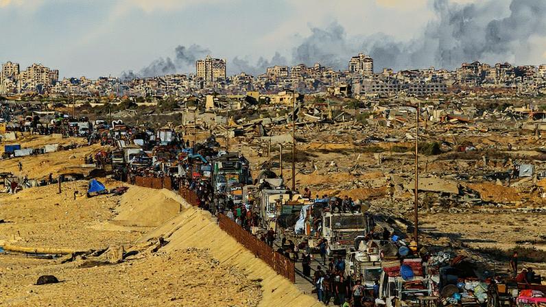 Palestinos em área do campo de refugiados de Nuseirat, na Faixa de Gaza (Foto: Reprodução)