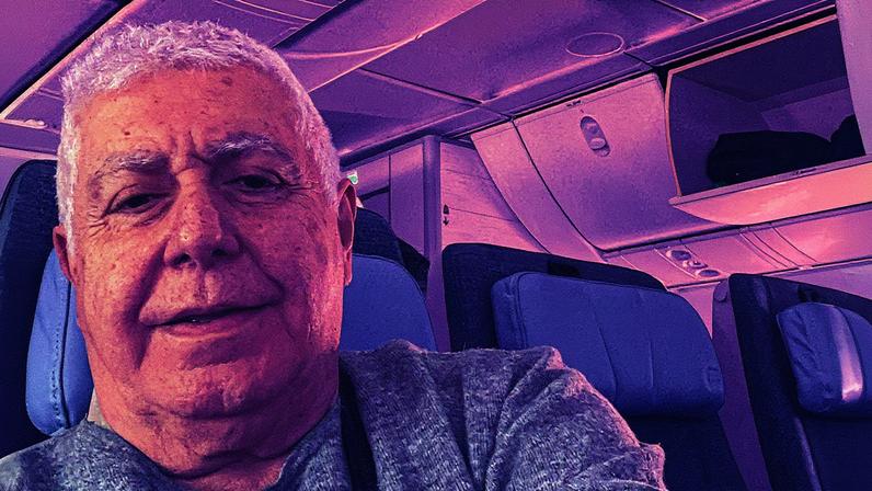 Homem de 77 anos posando para a foto (Foto: Reprodução)