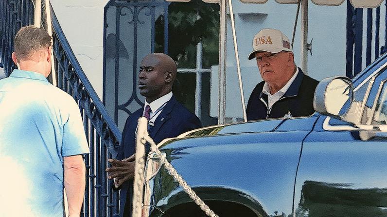 Trump se dirige a seu carro antes de ir a um campo de golfe (Foto: Reprodução)