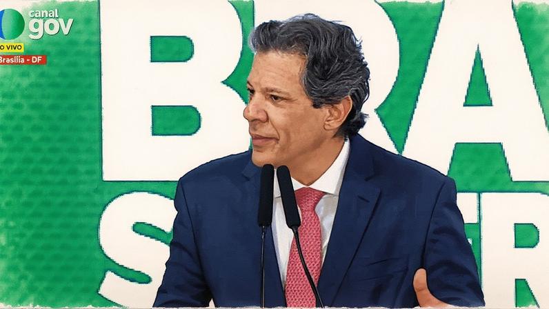 Homem de terno fala ao microfone durante apresentação em um palco com gráfico ao fundo (Foto: Reprodução)