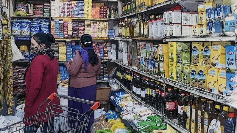 Clientes observam produtos em uma loja nos arredores de Nova Délhi, Índia, em fevereiro, enquanto os preços continuam a subir (Foto: Reprodução)