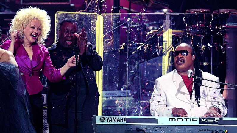 CBS e a Recording Academy anunciaram especiais do Grammy em homenagem à música de Earth, Wind & Fire e Cyndi Lauper (Foto: Reprodução)