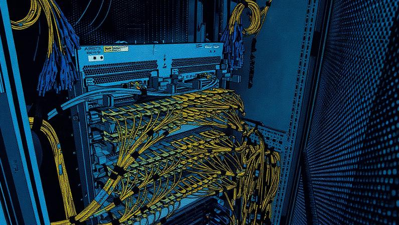 Cabos de fibra óptica em um data center (Foto: Reprodução)