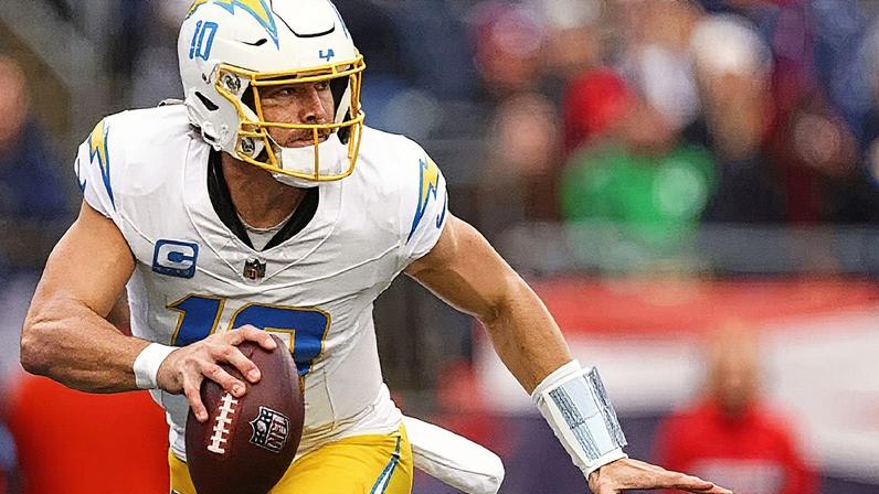 Justin Herbert em ação durante um jogo da temporada 2024/2025 da NFL (Foto: Reprodução)