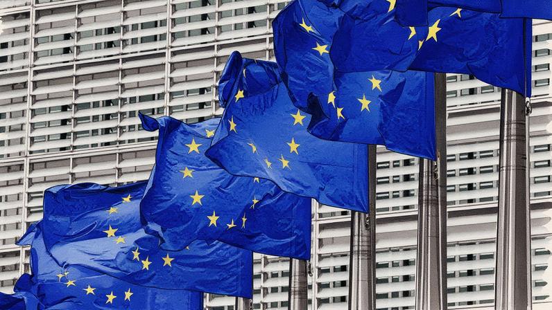 Bandeiras da União Europeia expostas na sede da entidade em Bruxelas, Bélgica (Foto: Reprodução)