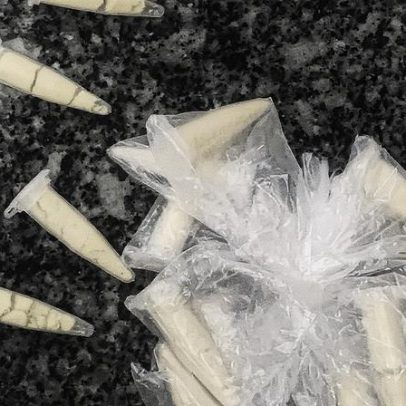 Operação desmantela esquema de traficantes que usavam recipientes científicos para cocaína