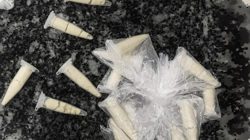 Pinos de cocaína apreendidos pela Polícia Militar em Porciúncula, no Noroeste Fluminense (Foto: Reprodução)