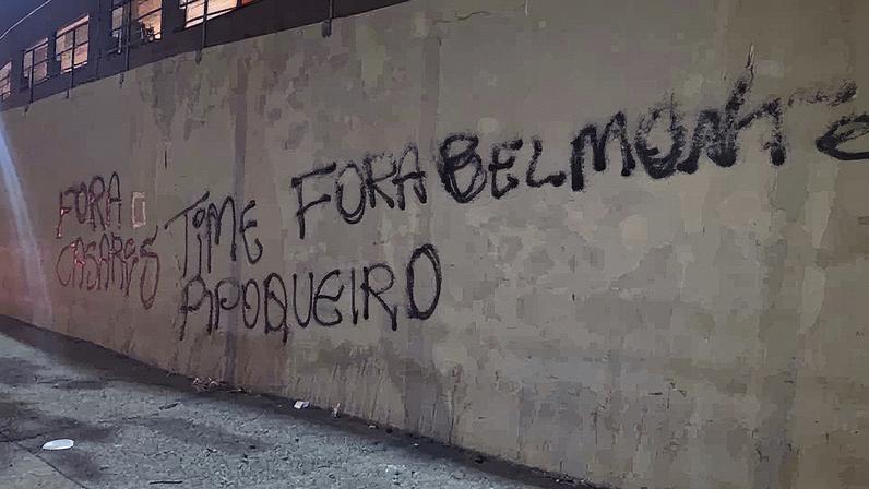 Entorno do Morumbis foi pichado após o jogo (Foto: Divulgação/ @FelipeGomesRuiz)